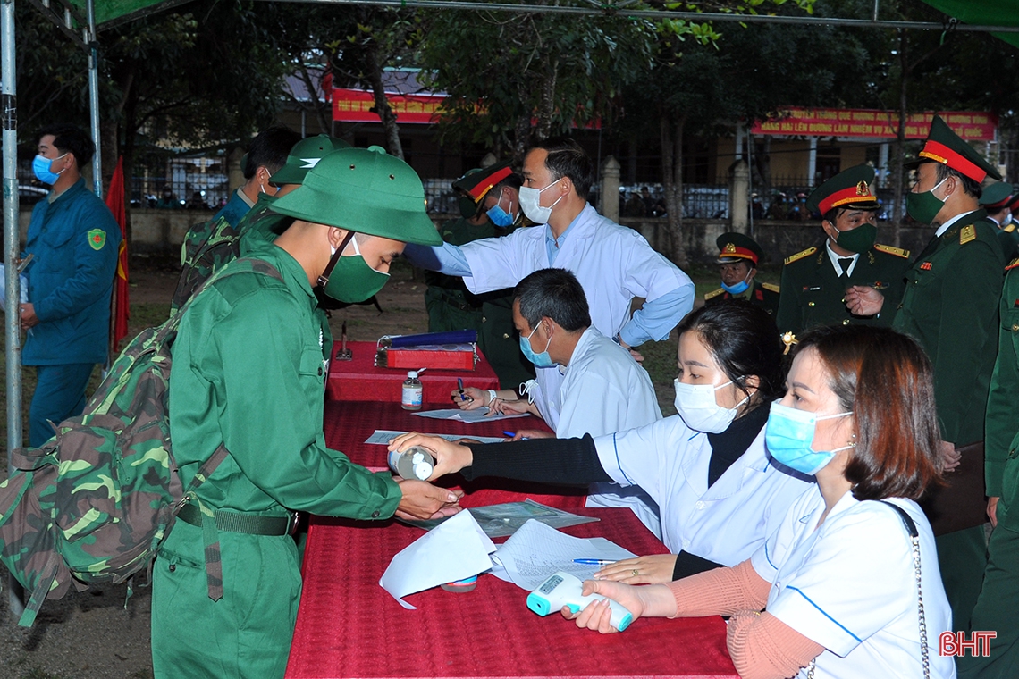 Chủ tịch UBND tỉnh Trần Tiến Hưng dự lễ giao nhận quân ở Hương Khê