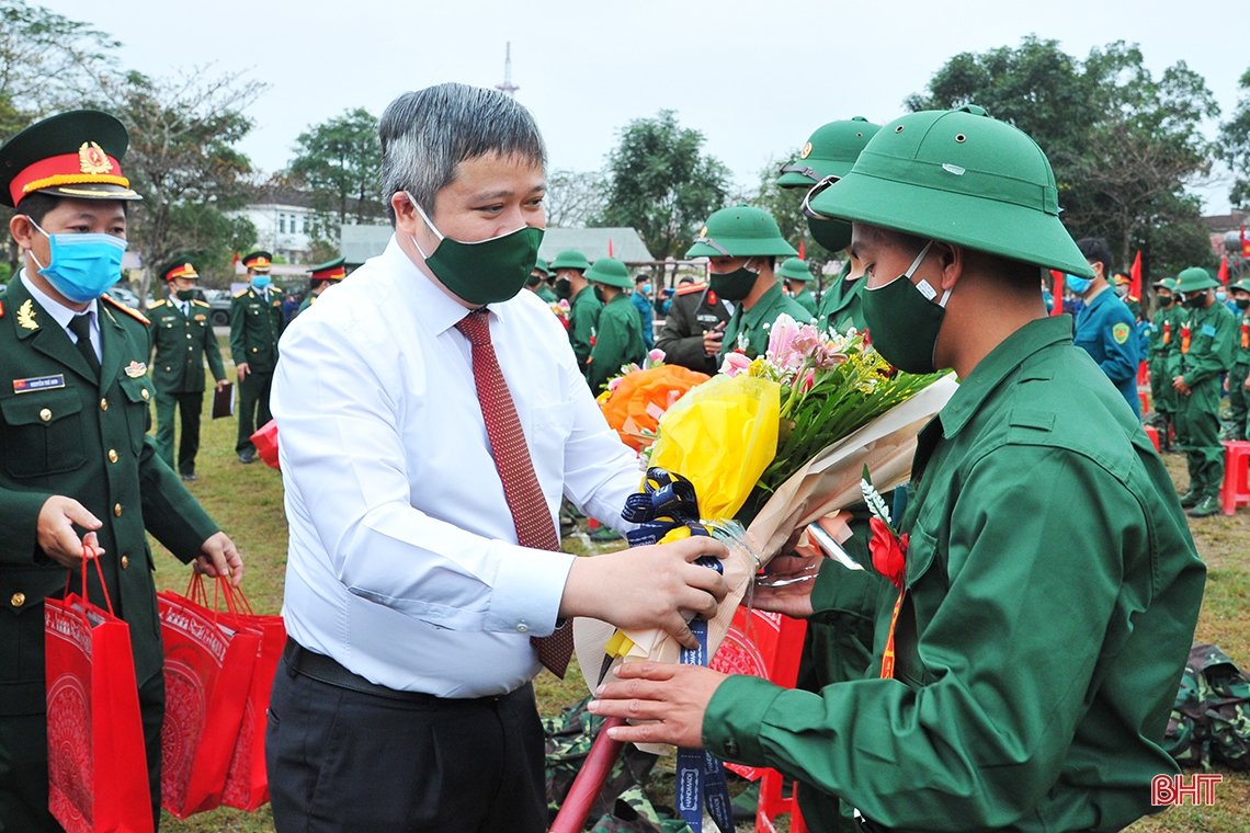 Chủ tịch UBND tỉnh Trần Tiến Hưng dự lễ giao nhận quân ở Hương Khê