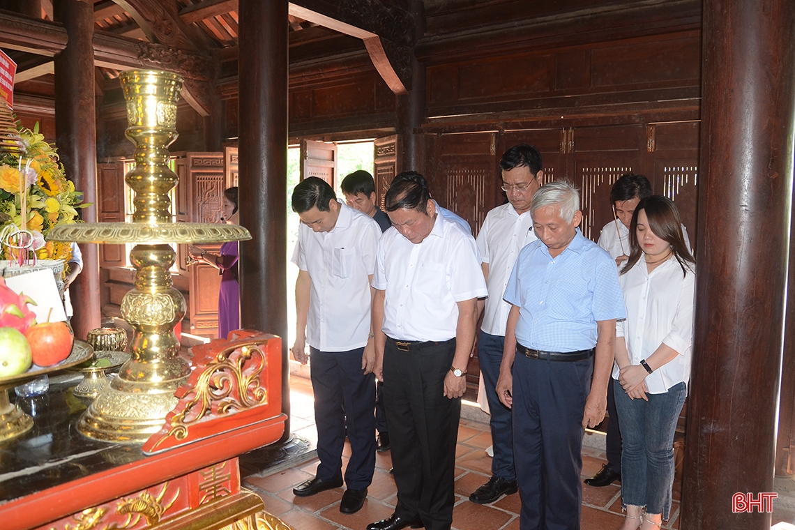 Bộ trưởng Bộ VH-TT&DL Nguyễn Văn Hùng dâng hương tưởng nhớ Đại thi hào Nguyễn Du