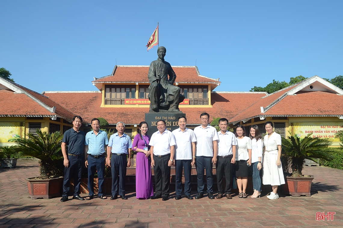 Bộ trưởng Bộ VH-TT&DL Nguyễn Văn Hùng dâng hương tưởng nhớ Đại thi hào Nguyễn Du