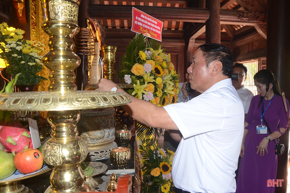Bộ trưởng Bộ VH-TT&DL Nguyễn Văn Hùng dâng hương tưởng nhớ Đại thi hào Nguyễn Du