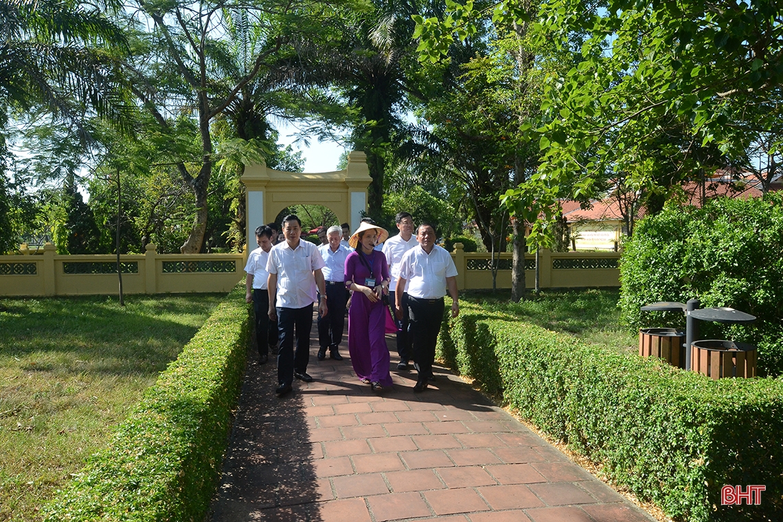 Bộ trưởng Bộ VH-TT&DL Nguyễn Văn Hùng dâng hương tưởng nhớ Đại thi hào Nguyễn Du