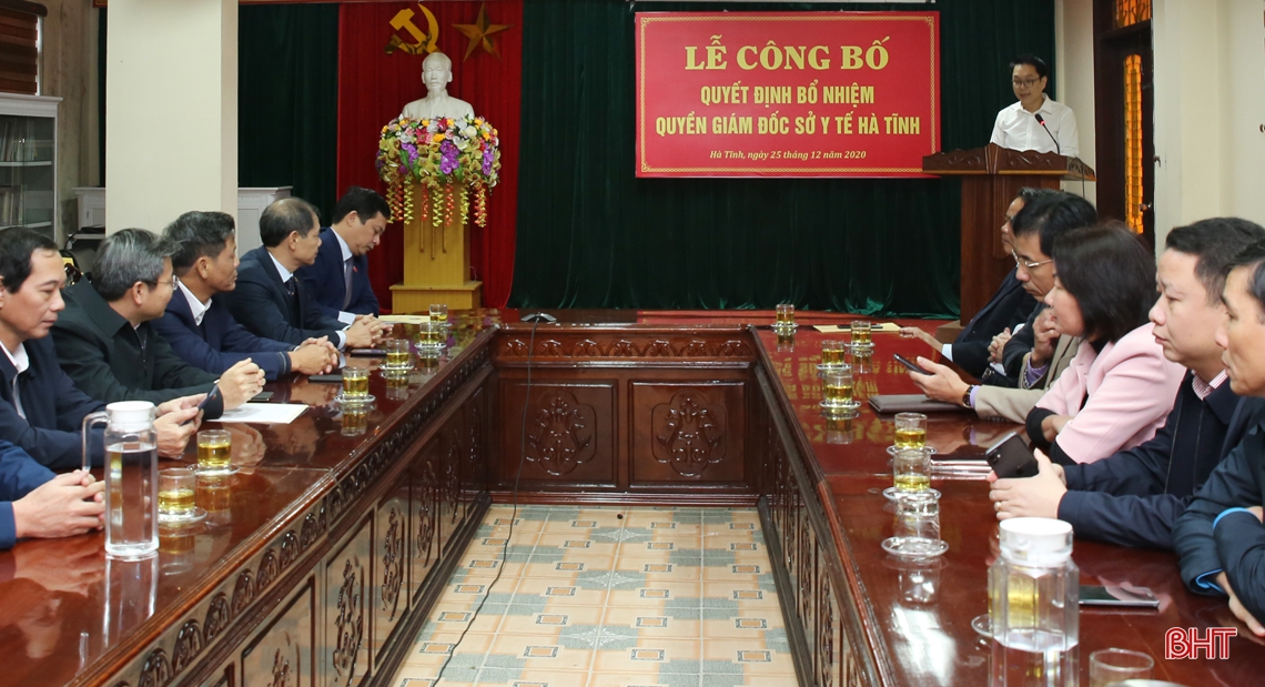 Trao quyết định bổ nhiệm Quyền Giám đốc Sở Y tế Hà Tĩnh