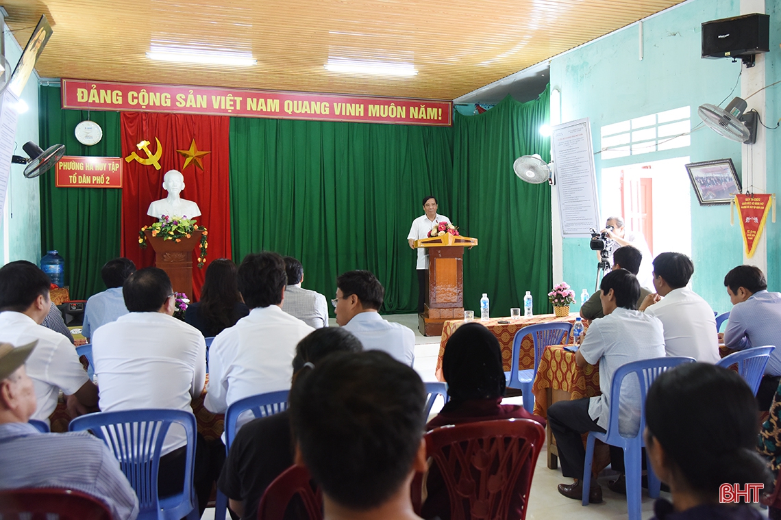 Phó Trưởng ban Thường trực Ban Tổ chức Trung ương trao 500 triệu đồng hỗ trợ người dân vùng lũ Hà Tĩnh