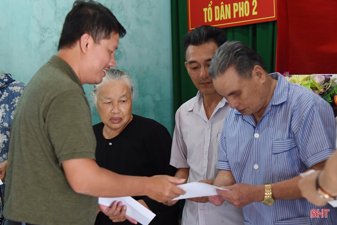 Phó Trưởng ban Thường trực Ban Tổ chức Trung ương trao 500 triệu đồng hỗ trợ người dân vùng lũ Hà Tĩnh