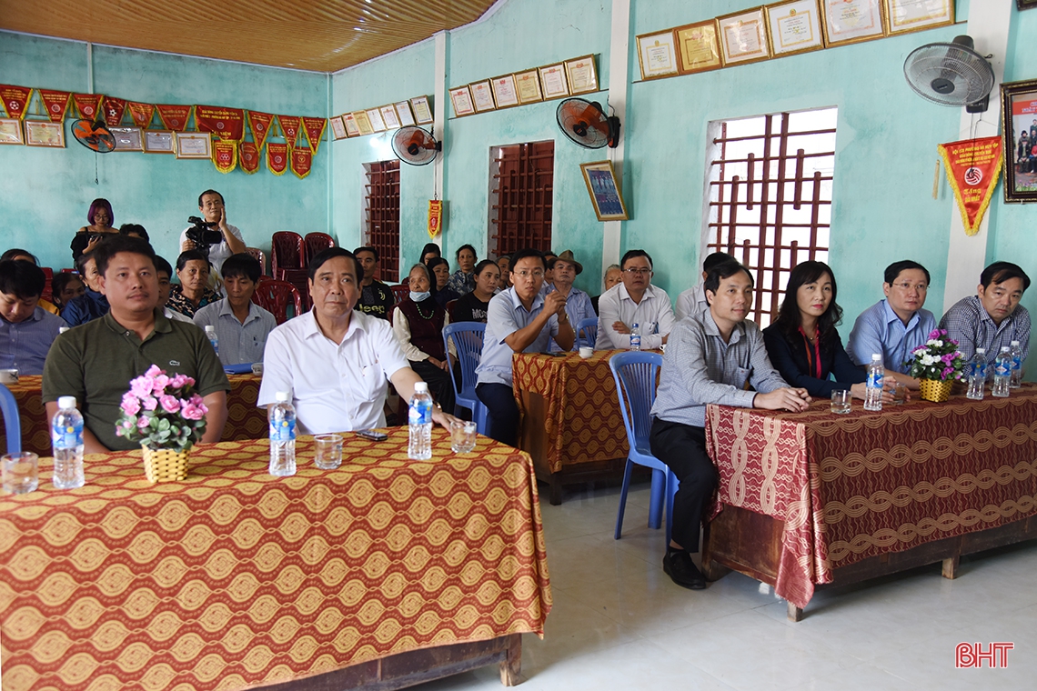 Phó Trưởng ban Thường trực Ban Tổ chức Trung ương trao 500 triệu đồng hỗ trợ người dân vùng lũ Hà Tĩnh