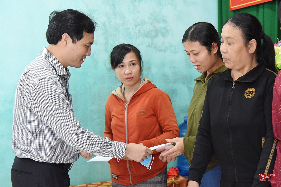 Phó Trưởng ban Thường trực Ban Tổ chức Trung ương trao 500 triệu đồng hỗ trợ người dân vùng lũ Hà Tĩnh