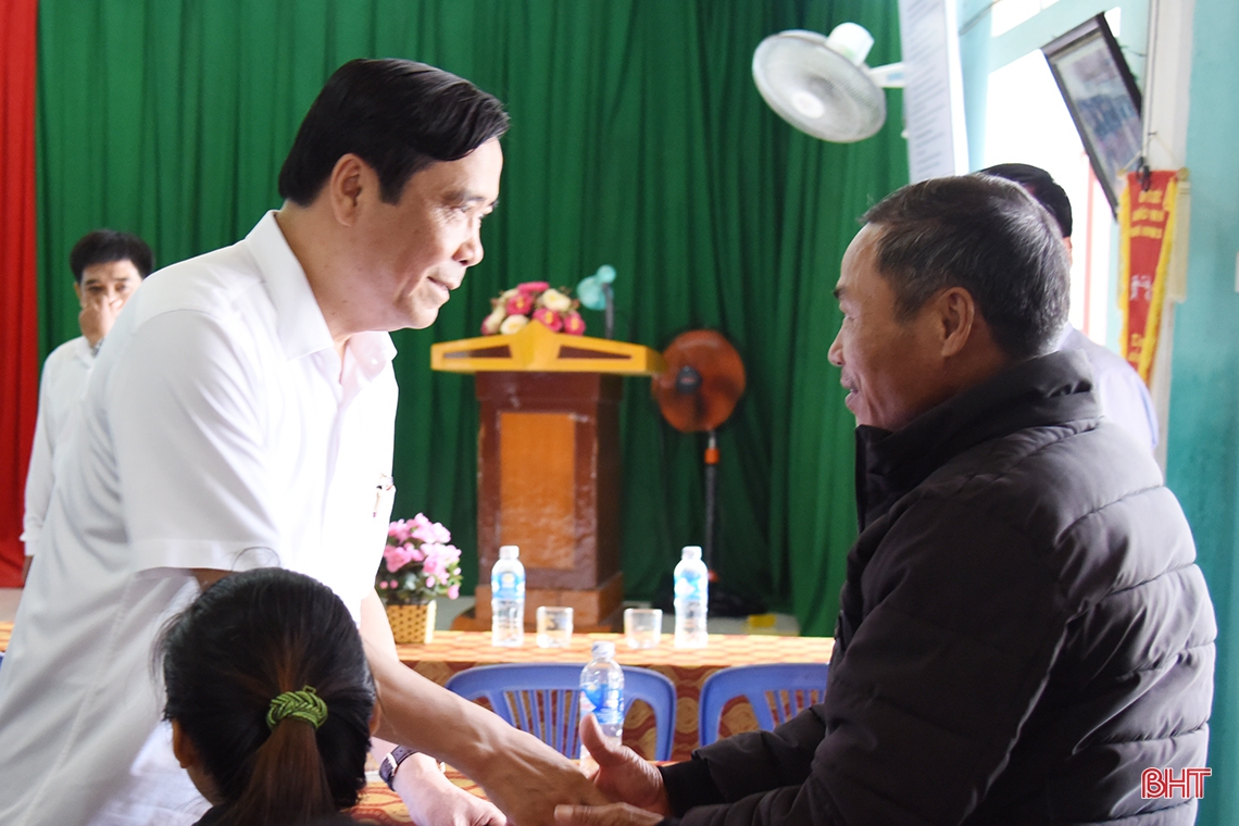 Phó Trưởng ban Thường trực Ban Tổ chức Trung ương trao 500 triệu đồng hỗ trợ người dân vùng lũ Hà Tĩnh