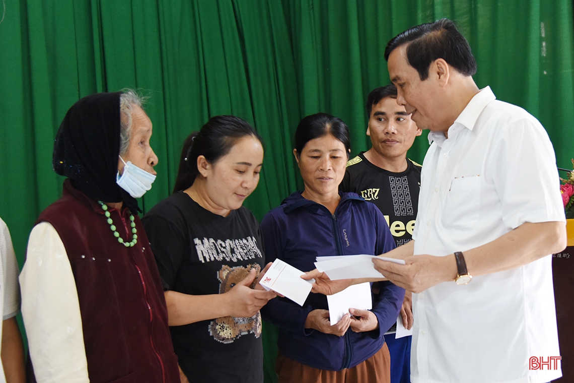 Phó Trưởng ban Thường trực Ban Tổ chức Trung ương trao 500 triệu đồng hỗ trợ người dân vùng lũ Hà Tĩnh