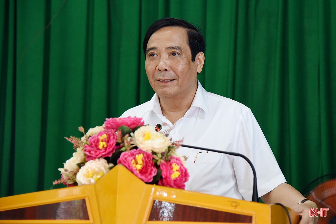 Phó Trưởng ban Thường trực Ban Tổ chức Trung ương trao 500 triệu đồng hỗ trợ người dân vùng lũ Hà Tĩnh