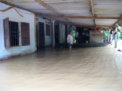 Người dân xóm Thịnh Bình, sắp xếp tài sản chuyển lên chỗ cao hơn