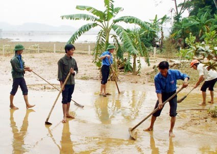 ĐVTN tình nguyện tham gia làm vệ sinh môi trường tại các trường học vùng lũ Hương Khê và Vũ Quang.