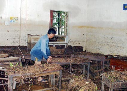 Nước lũ rút để lại trong các phòng học của trường tiểu học Hương Thuỷ (Hương Khê) toàn ghét rác.