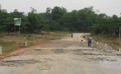 QL15A vốn đã xuống cấp nghiêm trọng càng tệ hại hơn sau trận lũ vừa qua