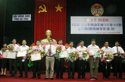 Lãnh đạo Hội Nông dân Hà Tĩnh trao bằng khen cho Hội Nông dân các địa phương