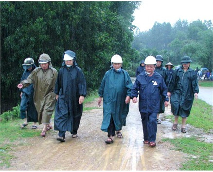 Chủ tịch UBND tỉnh Võ Kim cự thị sát, chỉ đạo công tác ứng cứu đập Rú Mạo tại xã Phúc Đồng (Hương Khê)