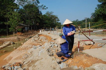 Công nhân Công ty CP Quản lý & Xây dựng công trình giao thông Hà Tĩnh kịp thời khắc phục hư hỏng trên tuyến Tỉnh lộ 5