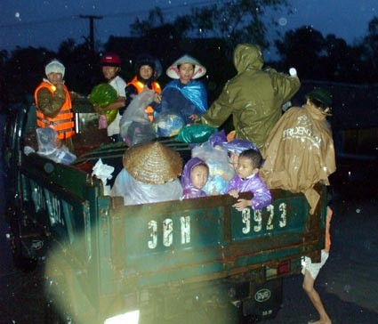 Người già, Phụ nữ, trẻ em được ưu tiên di dời đầu tiên