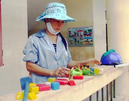 Cô giáo Thu Hương (trường tiểu học Hương Thuỷ - Hương Khê) lau chui, hong khô số đồ chơi ít ỏi còn sót lại sau lũ