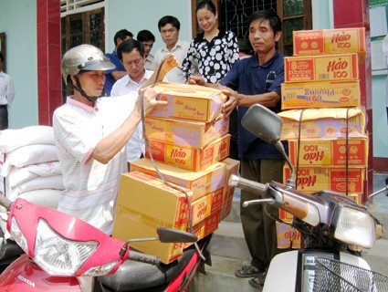 Người dân Hương Khê nhận hàng cứu trợ.