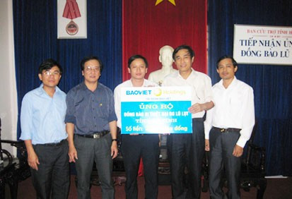 Chủ tịch UBMTTQ tỉnh Từ Văn Diện tiếp nhận nguồn cứu trợ từ Tập đoàn Bảo Việt và Bảo Việt Hà Tĩnh