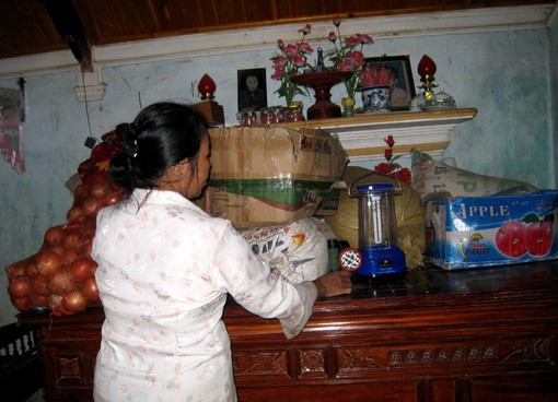 Người dân xóm Thịnh Bình, sắp xếp tài sản chuyển lên chỗ cao hơn