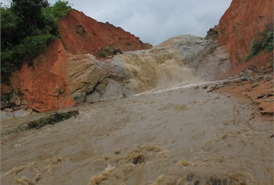 Đoạn đập bị vỡ dài gần 20m