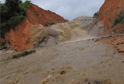 Đoạn đập bị vỡ dài gần 20m