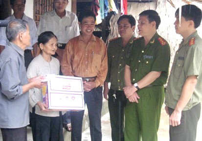 Lãnh đạo Tổng cục Cảnh sát trao quà cho các hộ dân có hoàn cảnh khó khăn ở xã Phương Mỹ (Hương Khê)