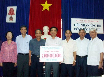 Phó Bí thư Thường trực Tỉnh ủy Đinh Xuân Việt tiếp nhận số tiền 2 tỷ đồng do cán bộ nhân dân Tp Hồ Chí Minh ủng hộ đồng bào vùng lũ Hà Tĩnh