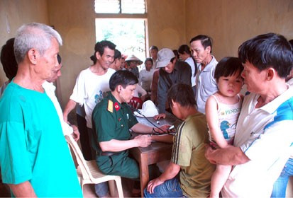 Đoàn bác sỹ Quân khu 4 khám bệnh và cấp thuốc cho nhân dân xã Phương Mỹ (Hương Khê)