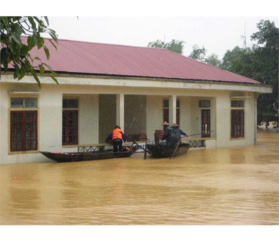 Lên tầng 2 Trạm y tế xã Phương Mỹ bằng... thuyền