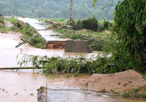 Một chiếc cầu bị cuốn trôi, giao thông bị chia cắt Lực lượng quân sự, công an tiếp cận hiện trường