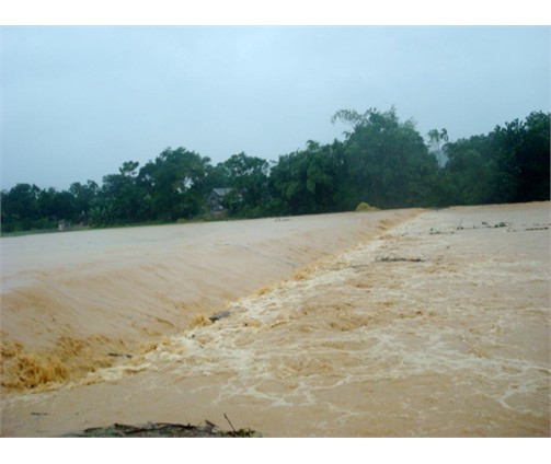 Tuyến giao thông đi qua xóm 1 xã Sơn Hàm bị ngập sâu do vỡ đập Khe Mơ