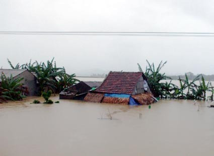 Nhiều nhà dân ở xã Cẩm Duệ - Cẩm Xuyên bị ngập trong nước