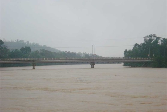 Lũ trên sông Ngàn Trươi (đoạn qua thị trấn Vũ Quang) tiếp tục lên cao