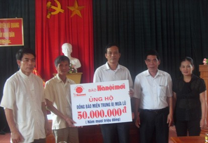 Đoàn Báo Hà Nội mới và Báo Hà Tĩnh ủng hộ đồng bào vùng lũ huyện Vũ Quang