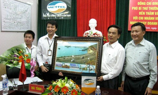 Phó Bí thư Thường trực Tỉnh ủy Đinh Xuân Việt và lãnh đạo Sở Kế hoạch & đầu tư tặng hoa, chúc mừng CBNV Chi nhánh Viettel Hà Tĩnh