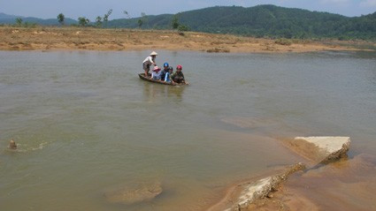 Cầu tràn Tân Hòa bị hư hỏng nặng, người dân phải đi lại bằng thuyền