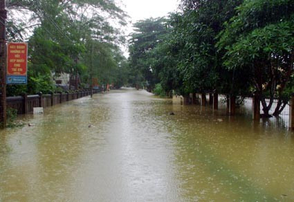 Các con đường ở thị trấn Hương Khê ngập trong biển nước