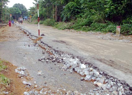 Nước lũ đã làm hư hỏng con đường từ thị trấn Hương Khê đến xã Lộc yên (Hương Khê)