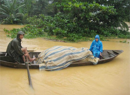 Người dân vùng lũ sơ tán đồ đạc