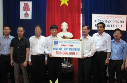 Đại diện Công ty Cổ phần Dịch vụ kỹ thuật đầu khí Việt Nam trao số tiền 500 triệu đồng cho lãnh đạo tỉnh Hà Tĩnh để cứu trợ các hộ dân bị thiệt hại nặng do mưa lũ