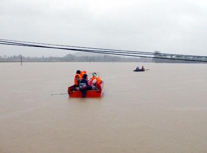 Lực lượng cứu hộ di dời các hộ dân ngập lụt ở Cẩm Xuyên