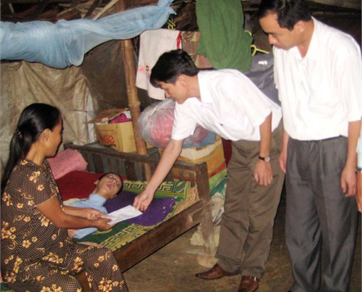 Đại diện Báo Hà Tĩnh và Báo Hà Nội Mới trao quà cho cháu Nguyễn Thành Long ở xã Đức Hòa (Đức Thọ)