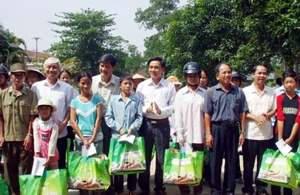 Lãnh đạo TP Hồ Chí Minh và tỉnh Hà Tĩnh tặng quà cho người dân vùng lũ Hương Khê.