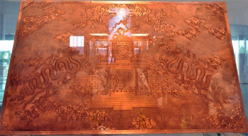 Bức tranh gửi tới mai sau được giấu trong bức tranh bằng đồng. Ảnh: Quang Xuân.