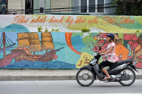 Con đường gốm sứ là bức tranh đa sắc. Ảnh: Hoàng Hà