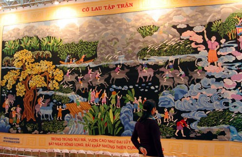 Bức tranh thêu tay dài hơn 30 m do các nghệ nhân Ninh Bình dành tặng cho Hà Nội. Ảnh: Tiến Dũng.
