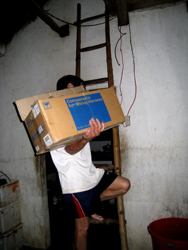 Nước ngập sâu trên 1m tại các xã vùng hạ huyện Hương Sơn Nhiều trâu bò chết Người dân xóm Thịnh Đông (Sơn Thịnh) chuyển thức ăn cho trâu bò (đã được di chuyển lên vùng núi Thiên Nhẫn) Chuyển đồ lên chạn (gác)